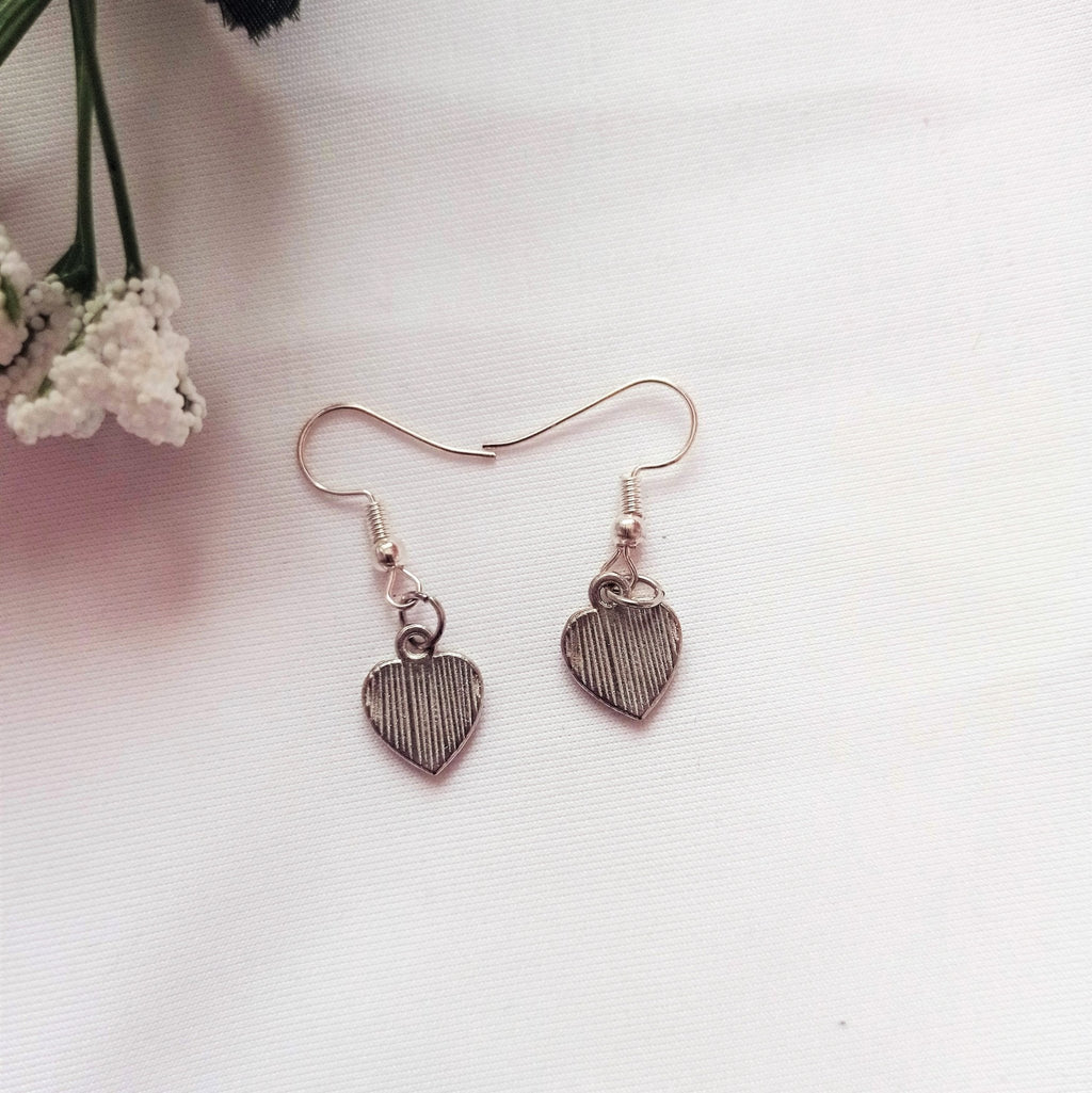 Classic Red Hearts Earrings, Playing Cards inspired Queen of Hearts | by lovedbynlanla - Cityz Atelier lumiere